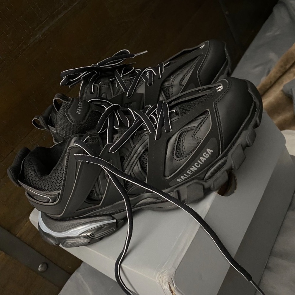 Black Sneakers with Quick-Lace System and Durable Sole - Picture 2 of 5